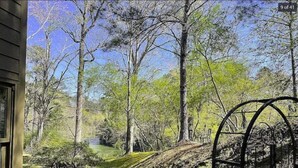 A view of a garden with a fence, trees, and a pathway. - Townhouse by the River (Birmingham)