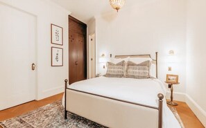 1 bedroom, free WiFi, bed sheets - Parisian Harbour: Elegance and luxury by the sea
 (Yarmouth)