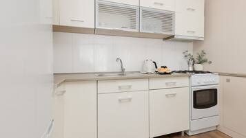 Microwave, cookware/dishes/utensils