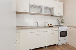 Microwave, cookware/dishes/utensils