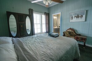 3 bedrooms, WiFi, bed sheets - Fully renovated centrally located house by river. (New Braunfels)