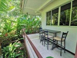 Outdoor dining - Casa Güitite (Quepos)