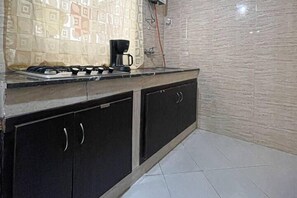 Een koelkast, een microgolfoven, een kookplaat, een waterkoker