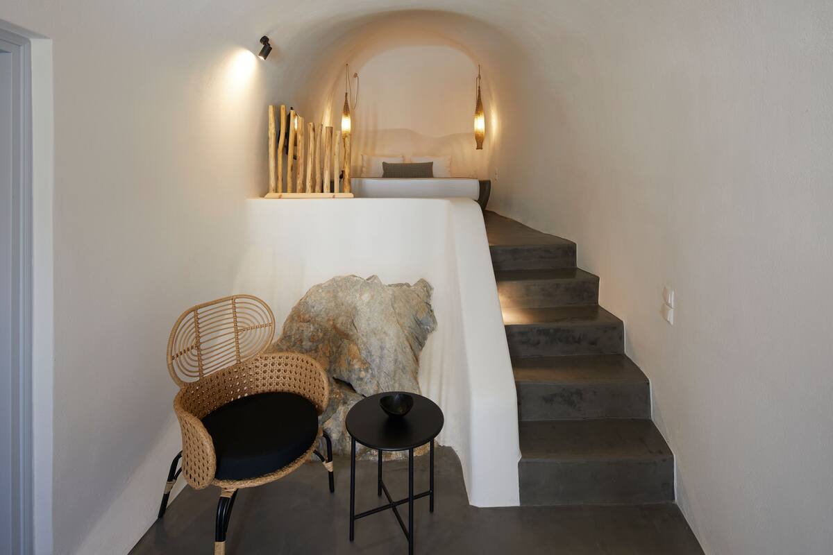 Lithos Cave Room | 客房內保險箱、書桌、遮光布/窗簾、隔音