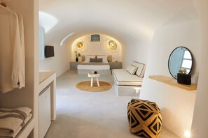 Skyphos Cave Room | In-room safe, individually decorated, individually furnished, desk - Arxegono Cave Houses Santorini (Santorini)