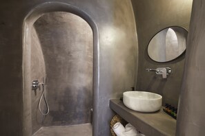 Lithos Cave Room | Bad | Dusj, regndusjhode, hårføner og badekåper