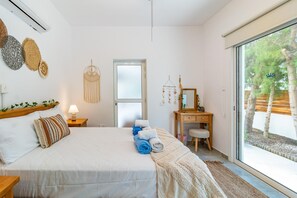 4 bedrooms, iron/ironing board, WiFi, bed sheets