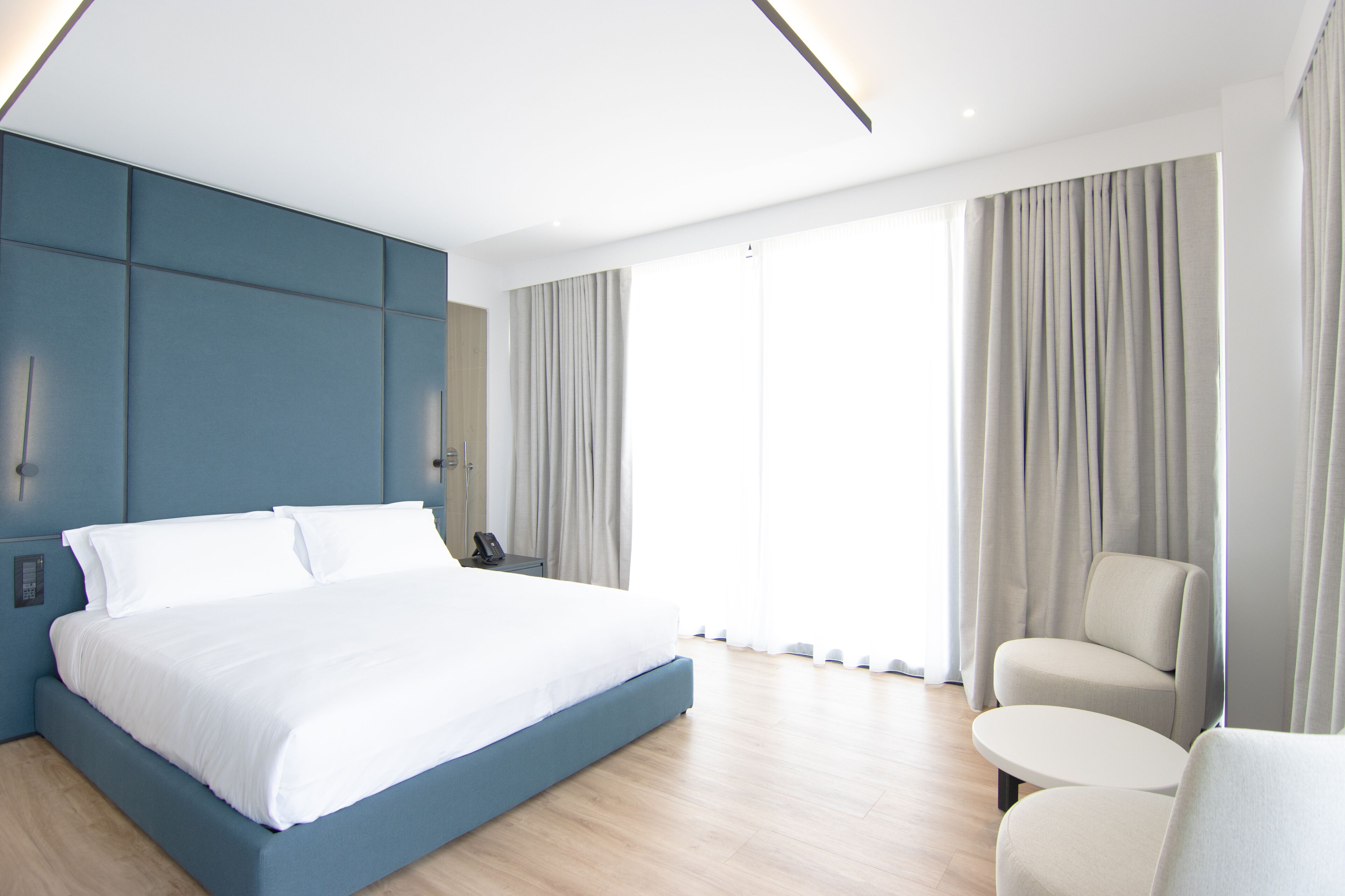 Junior Suite, Sea View | Minibar, in-room safe, desk, blackout drapes