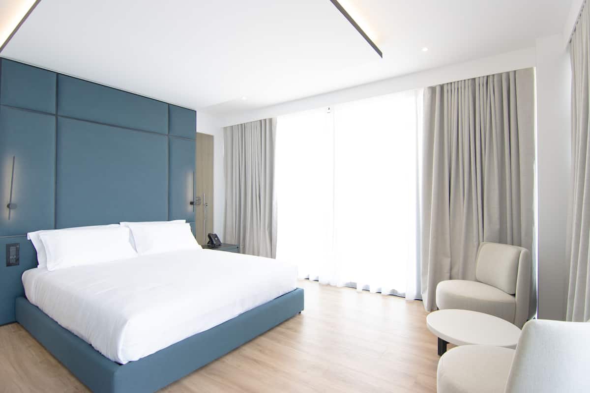 Junior Suite, Sea View | Minibar, in-room safe, desk, blackout drapes