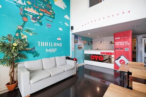 Bureau, espace de travail pour ordinateur portable, Wi-Fi gratuit