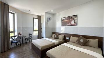 Camera familiare | Una scrivania, postazione laptop, Wi-Fi gratuito, lenzuola