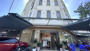 A multi-story building with a sign reading "HUYNH GIA MOTEL". - OYO 1193 Huynh Gia Hotel (Da Nang)
