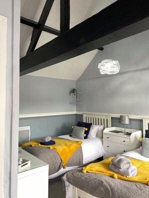 Twin Room | Free WiFi - The White Horse Crostwick (Norwich)