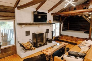 2 bedrooms, free WiFi, bed sheets - Remodeled Cook Forest Cabin (Clarington)