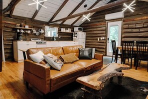 Smart TV, fireplace, DVD player, video library - Remodeled Cook Forest Cabin (Clarington)