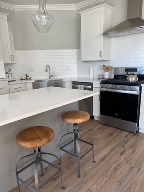 Kühlschrank, Mikrowelle, Ofen, Geschirrspüler