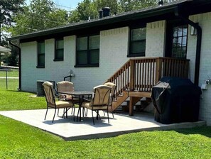 Outdoor dining - The Houston House: Convenient, Clean, and Newly Remodeled Home (Russellville)
