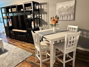 Dining - The Houston House: Convenient, Clean, and Newly Remodeled Home (Russellville)