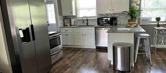 The Houston House: Convenient, Clean, and Newly Remodeled Home