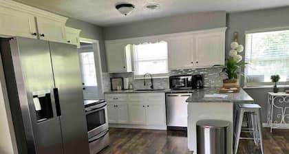 The Houston House: Convenient, Clean, and Newly Remodeled Home