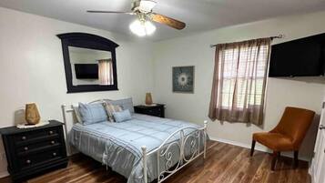 3 bedrooms, in-room safe, desk, iron/ironing board