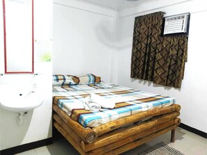 Free WiFi, bed sheets - Iloilo Paraw Beach Resort (Iloilo)