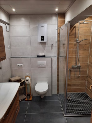 Douche, serviettes fournies, savon, papier toilette