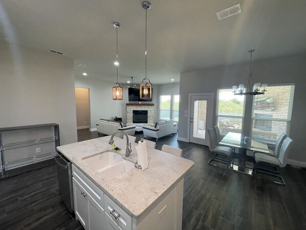 Interior - NEW LAKE HOUSE HOT TUB/POOL /PRIVATE BOAT RAMP/ BOAT SLIPS+DOCK/ 4/3 SLEEPS 10 (Graford)