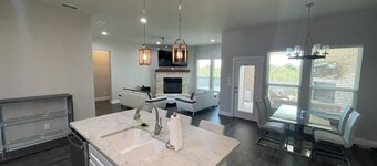 NEW LAKE HOUSE HOT TUB/POOL /PRIVATE BOAT RAMP/ BOAT SLIPS+DOCK/ 4/3 SLEEPS 10 