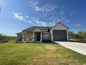 Exterior - NEW LAKE HOUSE HOT TUB/POOL /PRIVATE BOAT RAMP/ BOAT SLIPS+DOCK/ 4/3 SLEEPS 10 (Graford)