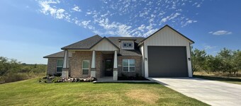 NEW LAKE HOUSE HOT TUB/POOL /PRIVATE BOAT RAMP/ BOAT SLIPS+DOCK/ 4/3 SLEEPS 10 