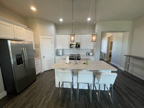 Fridge, microwave, oven, stovetop - NEW LAKE HOUSE HOT TUB/POOL /PRIVATE BOAT RAMP/ BOAT SLIPS+DOCK/ 4/3 SLEEPS 10 (Graford)