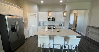 NEW LAKE HOUSE HOT TUB/POOL /PRIVATE BOAT RAMP/ BOAT SLIPS+DOCK/ 4/3 SLEEPS 10