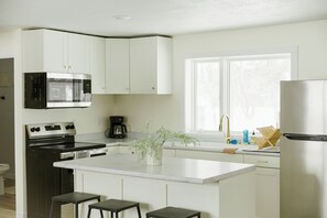 Een microgolfoven, een oven, een kookplaat