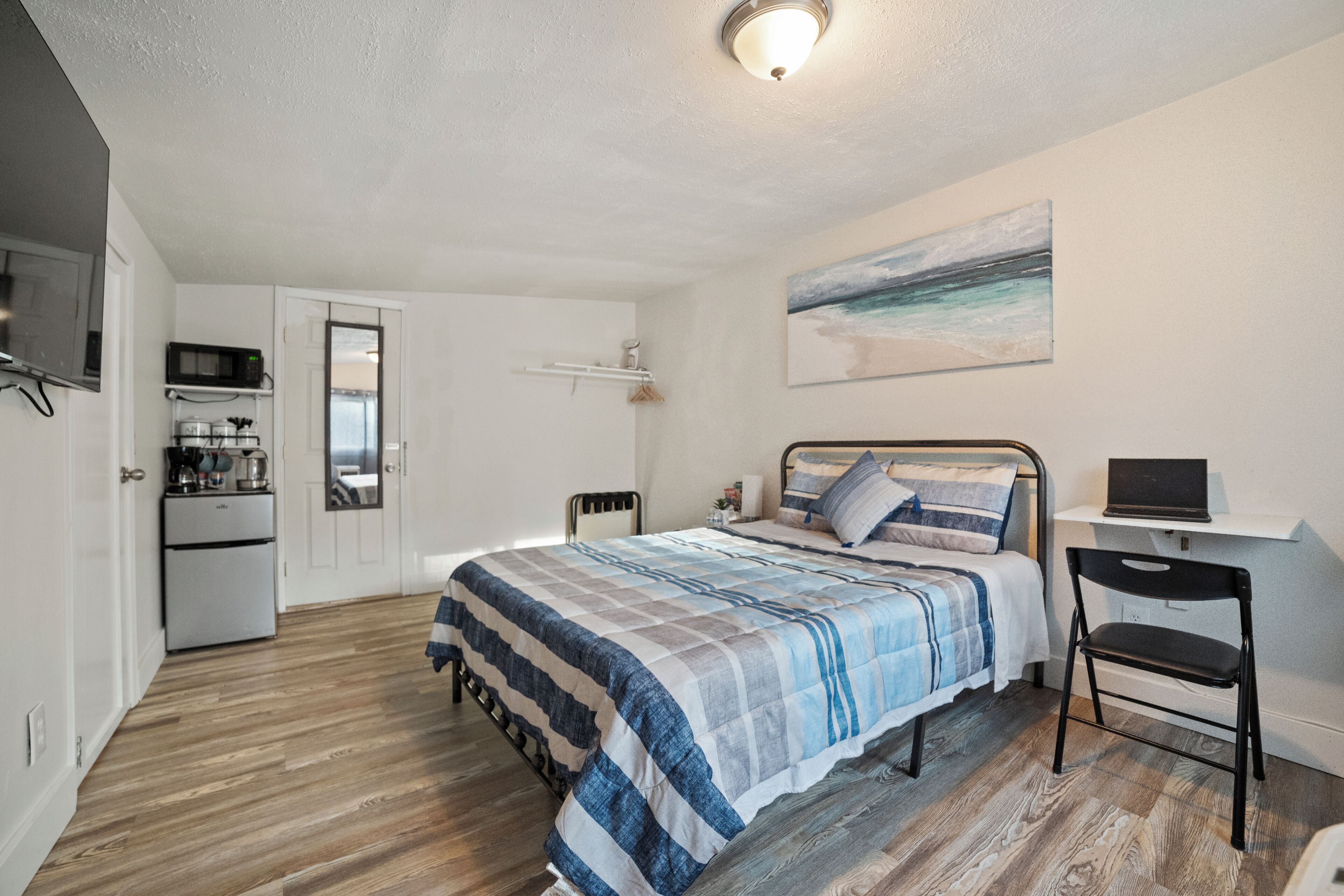Privacy entrance room with full bath near airport 