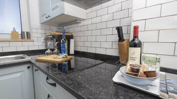 Cafeteira/chaleira, geladeira, micro-ondas, cooktop