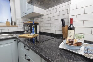 Fridge, microwave, stovetop, coffee/tea maker - Bela Vista Burgau - Rooftop (Burgau)
