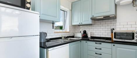 KĂŒhlschrank, Mikrowelle, Ofen, Herdplatte