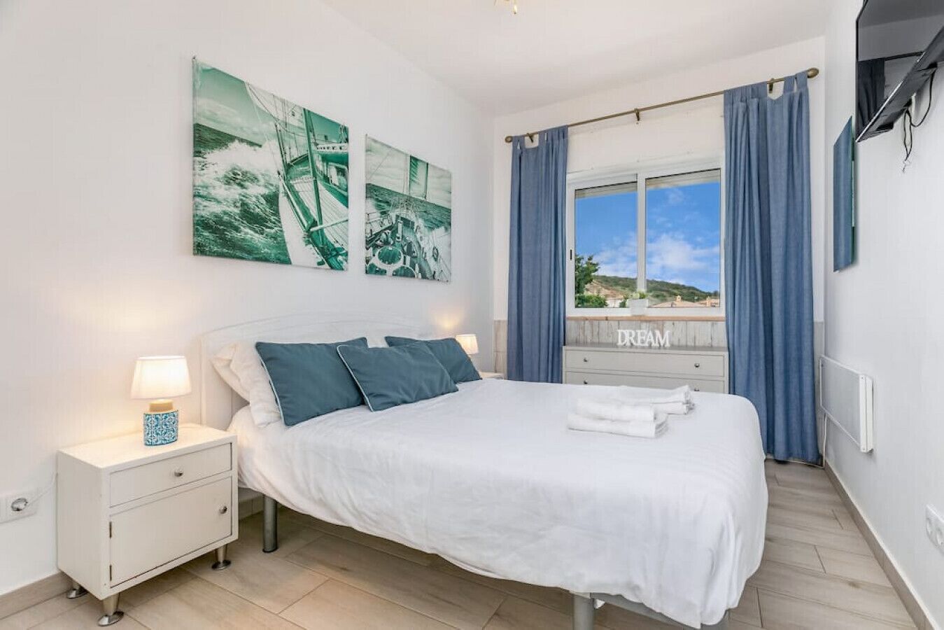 Tabla de planchar con plancha, wifi y ropa de cama 