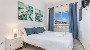 Tabla de planchar con plancha, wifi y ropa de cama