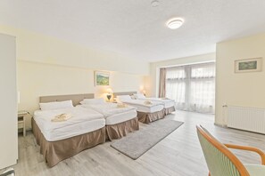 Classic Quadruple Room, Private Bathroom | Peti besi dalam bilik, meja, ruang kerja komputer riba 