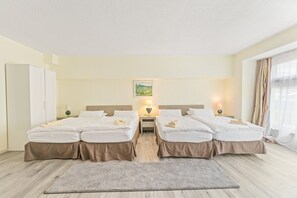 Classic Quadruple Room, Private Bathroom | In-room safe, desk, laptop workspace, blackout curtains - Mörikestraße 56 (Neuhausen auf den Fildern)