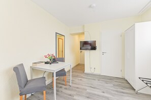 Basic-Zweibettzimmer, eigenes Bad | Innenbereich