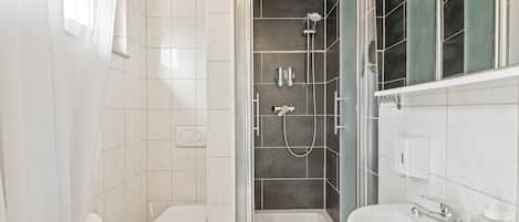 Classic Quadruple Room, Private Bathroom | Bathroom
