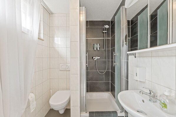 Classic Quadruple Room, Private Bathroom | Bilik Mandi