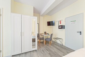 Basic-Vierbettzimmer, eigenes Bad | Innenbereich
