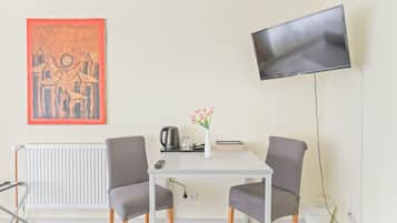 Habitación doble estándar, baño privado | Caja de seguridad en la habitación y escritorio