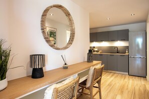 ثلاجة، ميكروويف، فرن، موقد طهي مسطح