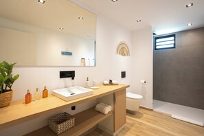 Shower, hair dryer, towels, soap - Appartement vue Mer, Accès Direct Plage D'orient Bay (Orient-Bay)