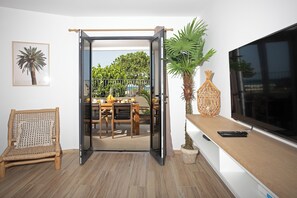 Outdoor dining - Appartement vue Mer, Accès Direct Plage D'orient Bay (Orient-Bay)